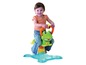 Ein Kind reitet auf einem VTech springenden Frosch.