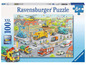 Ravensburger Puzzle mit 100 Teilen, mit verschiedenen Fahrzeugen in einer Stadt.