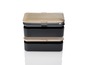 Eine stapelbare Lunchbox mit Holzdeckel.