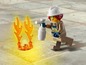 Eine Lego Feuerwehrfigur mit einem Feuerlöscher und Flammen.