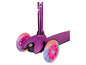 Lilafarbener Roller mit leuchtenden Rädern von Playtive.