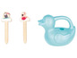 Eine blaue Gießkanne in Form einer Ente mit zwei Holzsteckern mit einem Flamingo und einem Tukan.