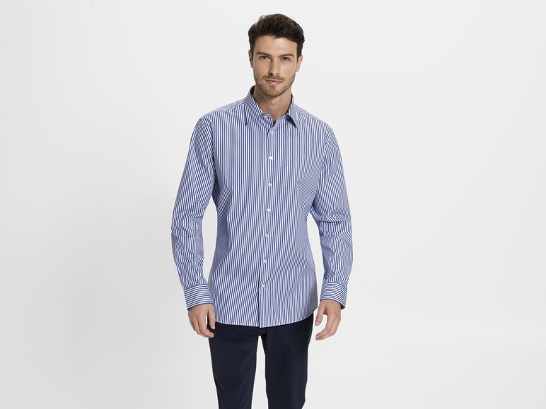 Mann in einem gestreiften Hemd mit langen Ärmeln.