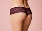 Bordeauxfarbene Spitzen-Slip.