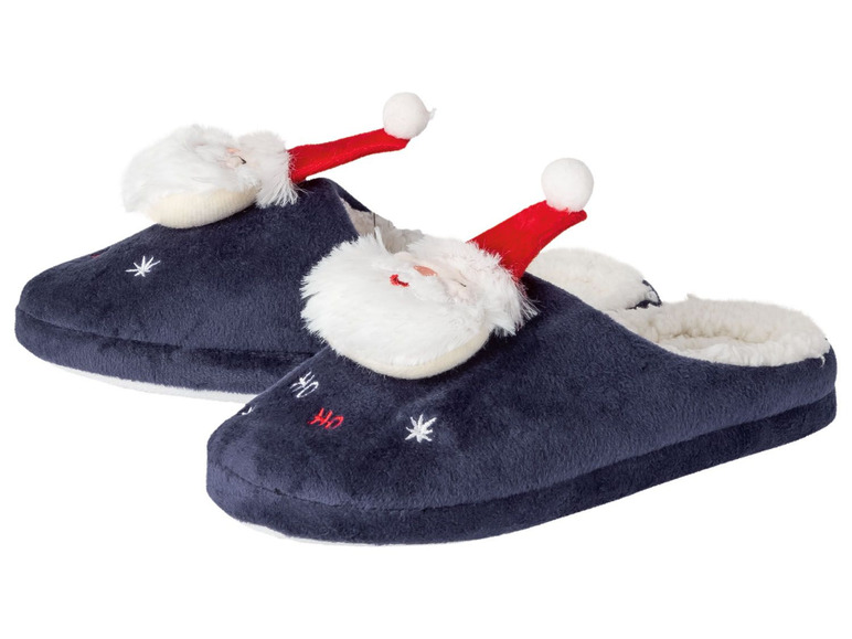 Zwei Paar blaue Pantoffeln mit Weihnachtsmotiven, verziert mit einem Weihnachtsmann.