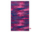 Ein rosa und blaues Handtuch mit einem abstrakten Muster.