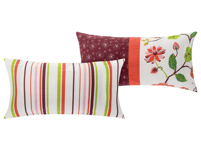 Zwei Kissenbezüge, einer mit Streifen und einer mit Blumenmuster.