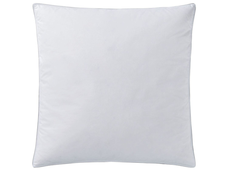 Ein weißes Kissen mit einem blauen Rand.