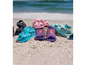 Kindersandalen mit verschiedenen Disney-Prints am Strand.