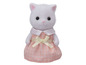 Eine weiße Katze in einem rosa Kleid von Sylvanian Families.