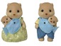 Zwei Calico Critters Otter-Figuren mit Babys in Tragetaschen.