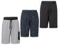 Drei kurze Hosen: eine mit Camouflage-Muster, eine graue und eine schwarze.