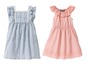 Zwei Mädchenkleider, ein gestreiftes Kleid und ein rosa Kleid mit Spitze.