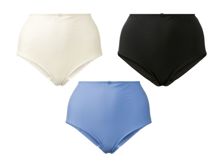 Drei Paar Damen-Unterwäsche in Schwarz, Weiß und Blau.