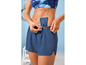 Frau in blauen Sport-Shorts und Sport-BH