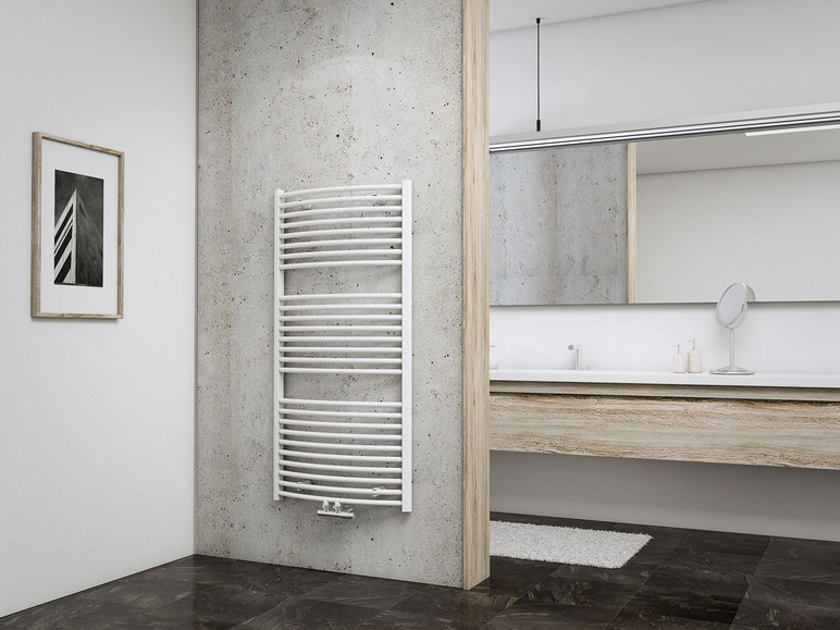 Ein weißer Designheizkörper in einem modernen Badezimmer.