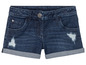 Eine blaue Jeans-Shorts mit Rissen und umgeschlagenen Säumen.