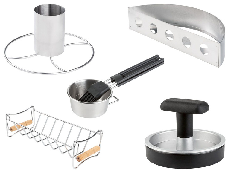 Grillzubehör mit Hähnchenrost, Burgerpresse, Schale mit Bürste und Backform.