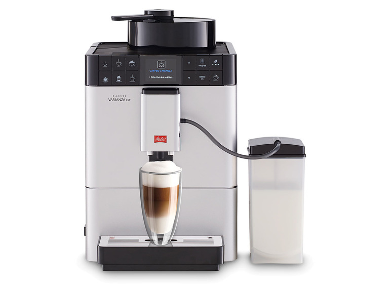 Eine silberne Melitta Caffeo Varianza Kaffeemaschine mit einer Tasse Cappuccino.