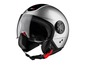 Silberner Motorradhelm mit Visier.