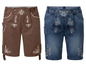 Zwei Paar Lederhosen, eine braune und eine blaue, mit traditionellen Stickereien.