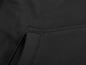 Detail einer schwarzen Kapuzenjacke mit einer Tasche