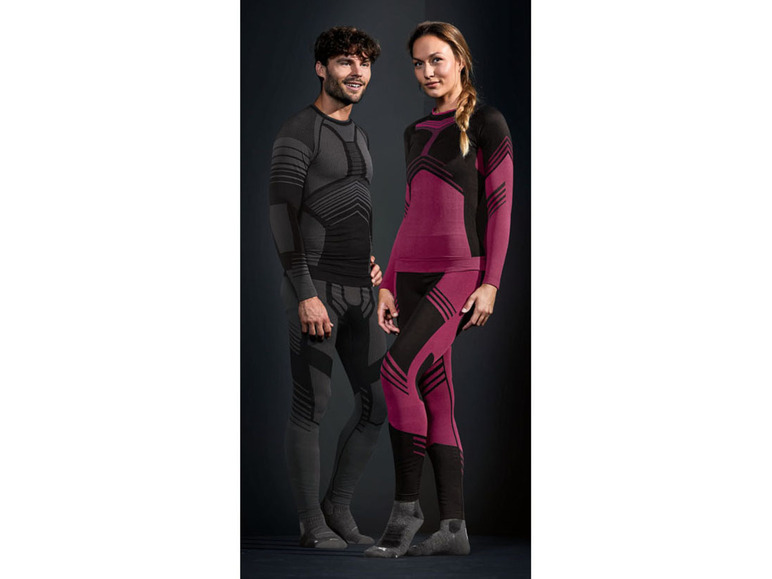 Mann und Frau in Thermo-Unterwäsche mit geometrischem Muster.