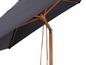 Ein dunkelgrauer Sonnenschirm mit einem Holzstiel.