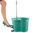 Ein grüner Wischeimer mit Fußpedal und einem Mopp.