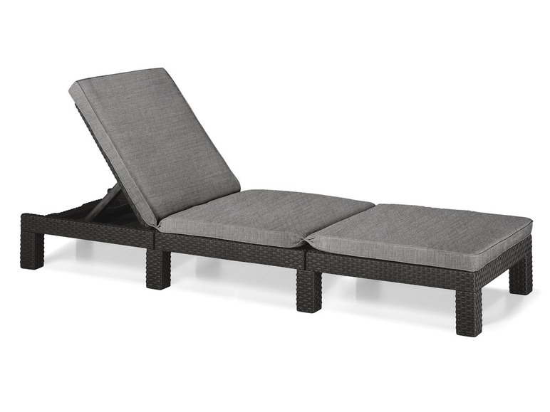 Ein grauer Gartenstuhl mit zwei Sitzen und grauen Kissen.