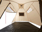 Ein beigefarbenes Zelt mit schwarzem Boden und mehreren Fenstern.