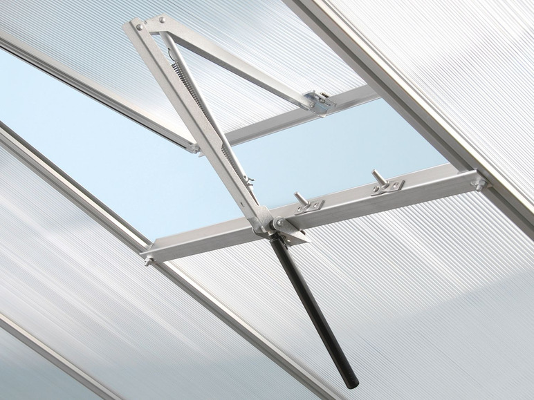 Ein offenes Dachfenster mit einer Gasdruckfeder in einem Gewächshaus