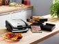 Ein Tefal Snack Collection Waffeleisen mit Waffeln und Verpackungen.