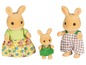 Drei Calico Critters Kaninchen, darunter eine Mutter in einem Blumenkleid.