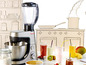 Eine Moulinex Masterchef Gourmet Küchenmaschine mit einem Mixer und Smoothie-Gläsern.