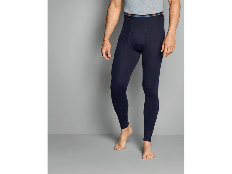 Mann trägt blaue lange Unterhosen.