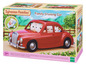 Sylvanian Families Spielzeug: ein rotes Auto mit Kaninchenfiguren.