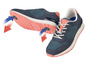 Zwei dunkelblaue Sneakers mit rosafarbenen Sohlen, die die Flexibilität der Sohlen hervorheben.