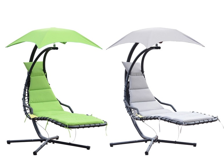 Zwei Hängesessel mit Sonnenschirm, grün und grau.