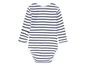 Ein gestreiftes Baby-Body mit langen Ärmeln.