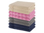 Stapel Handtücher in beige, rosa, grau und blau.