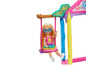 Barbie-Puppe auf einer Schaukel auf einem Spielplatz mit Buntstiften.
