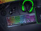 Eine Razer-Tastatur mit RGB-Beleuchtung, eine Razer-Mausmatte und ein Gaming-Headset.