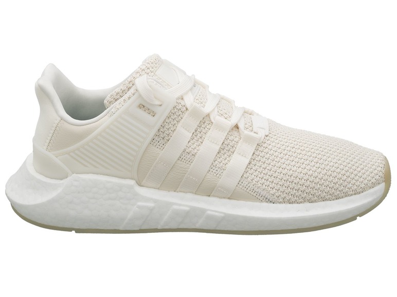 Weiße Adidas Sneaker mit Mesh-Obermaterial.