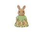 Ein Calico Critters Kaninchen mit einem grün-weiß karierten Oberteil und einem gelben Kleid mit Blumenmuster.