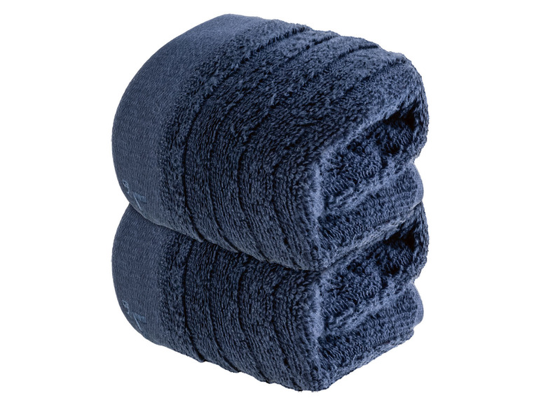 Zwei dunkelblaue Handtücher übereinander gestapelt