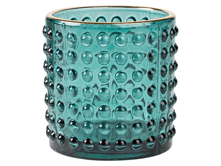 Ein tealfarbener Glaskerzenhalter mit Prägung.