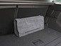 Ein grauer Aufbewahrungskorb im Kofferraum eines Autos.