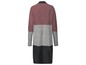 Ein gestrickter Cardigan in Rosa, Grau und Schwarz.