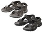 Drei Paar braune Sandalen mit Schnallen.